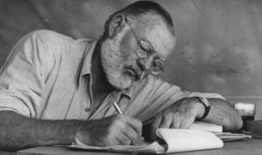 Conselhos de Hemingway sobre escrita, ambição, a arte de revisão e sua lista de livros essenciais para aspirantes a escritores