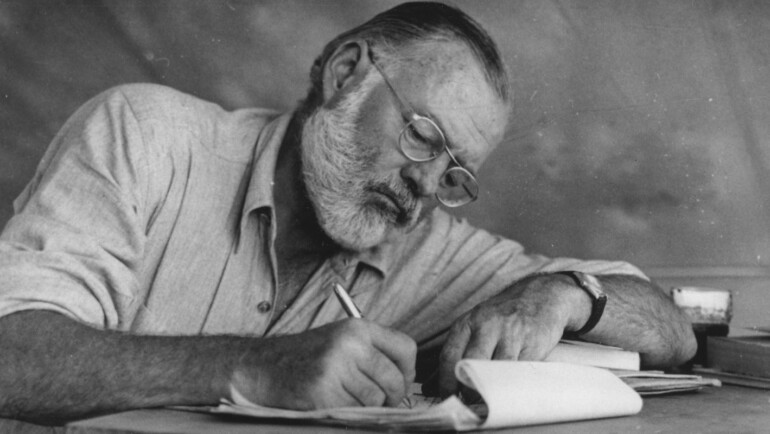 Conselhos de Hemingway sobre escrita, ambição, a arte de revisão e sua lista de livros essenciais para aspirantes a escritores